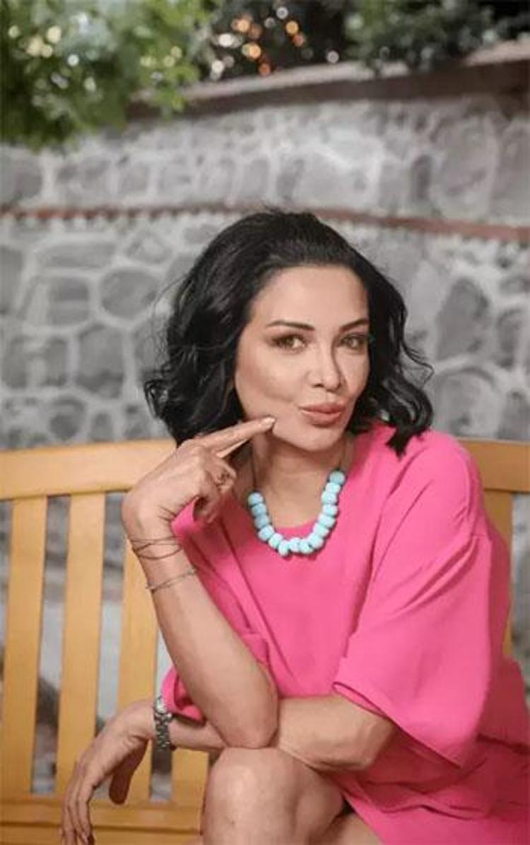 Evrim Akın hastane çıkışı görüntülendi Gözlerimden operasyon geçirdim