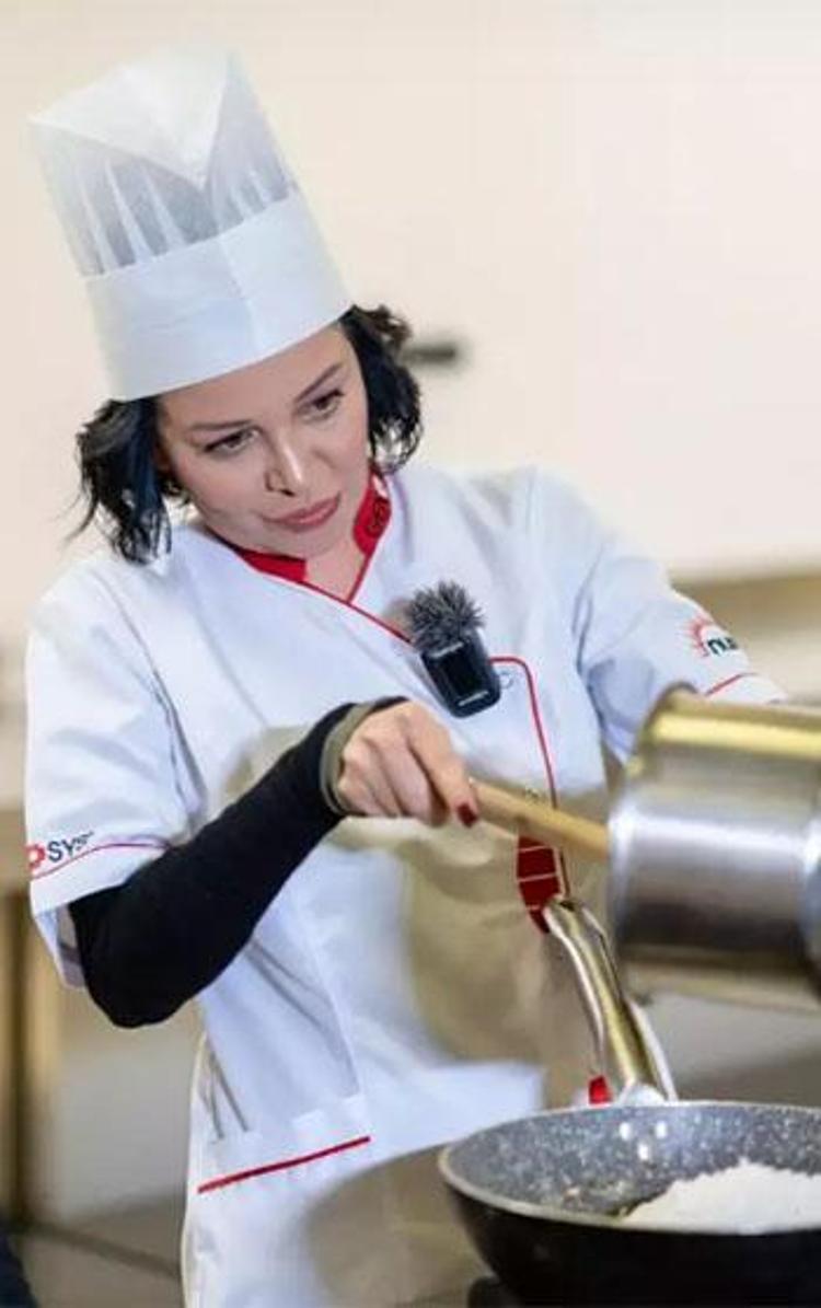 Evrim Akın hastane çıkışı görüntülendi Gözlerimden operasyon geçirdim
