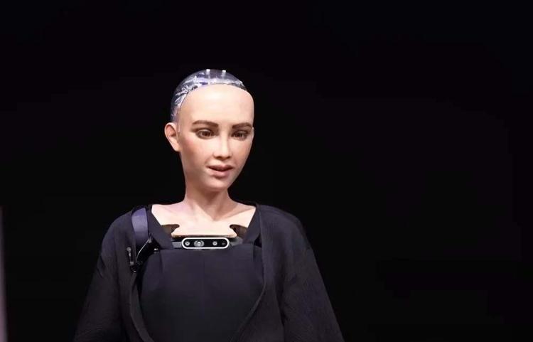 DÜNYANIN İLK ROBOT VATANDAŞI SUUDİ ARABİSTANLI