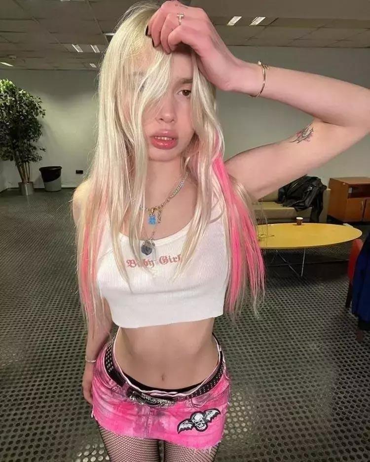 Aleyna Tilkinin bikinili pozlarında ayak detayı kaçmadı Ayakları başka bir gezegenden