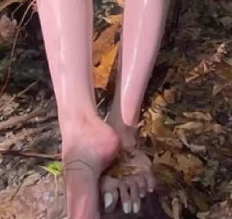 Aleyna Tilkinin bikinili pozlarında ayak detayı kaçmadı Ayakları başka bir gezegenden