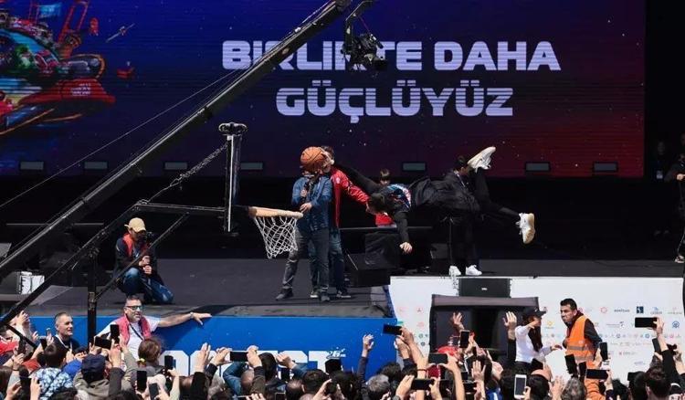 HERKESİN GÖZÜ SEMADA OLACAK