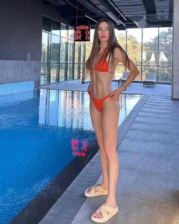 Defne Samyelinin yeni tatil pozları olay yarattı Binlerce beğeni aldı