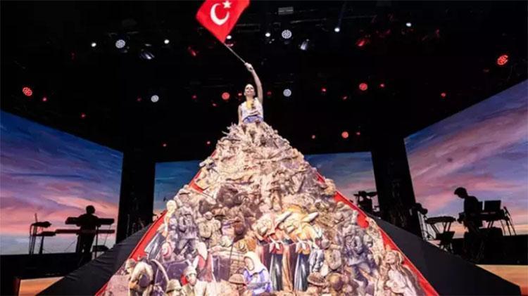 Simgenin 30 Ağustos için tasarlanan dev elbisesini 20 kişi giydirdi