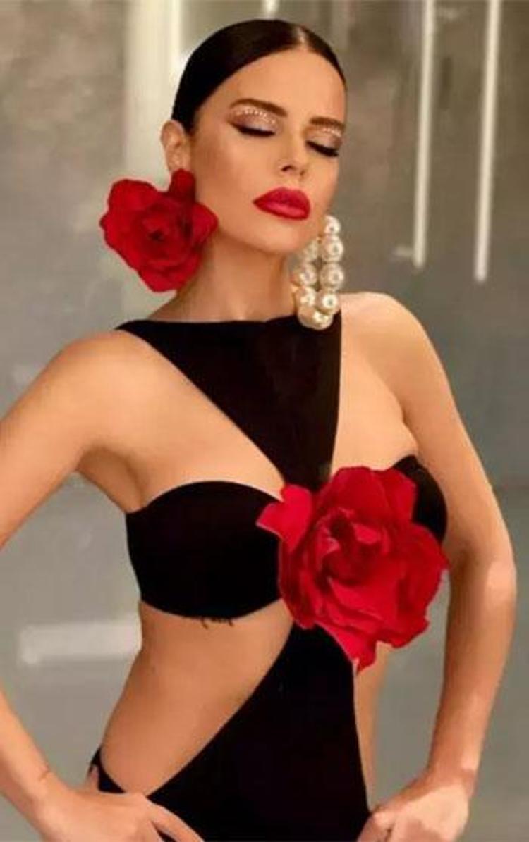 Simgenin 30 Ağustos için tasarlanan dev elbisesini 20 kişi giydirdi