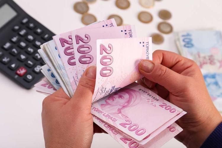 Memur ve emeklilerin yeni maaşları belli oldu Polis, öğretmen, hizmetli memurların zamlı maaşları tek tek hesaplandı İşte tablo