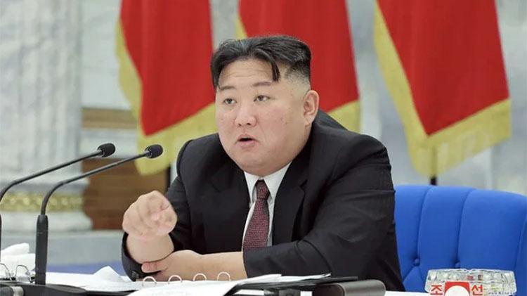 Batı tarzı giyinmeyi yasaklamıştı: Kuzey Kore lideri Kim Jong-un ayakkabılarıyla şaşırttı