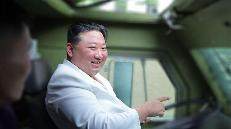 Batı tarzı giyinmeyi yasaklamıştı: Kuzey Kore lideri Kim Jong-un ayakkabılarıyla şaşırttı