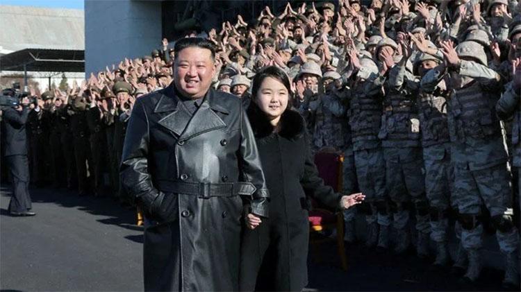 Batı tarzı giyinmeyi yasaklamıştı: Kuzey Kore lideri Kim Jong-un ayakkabılarıyla şaşırttı