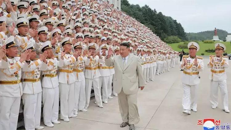 Batı tarzı giyinmeyi yasaklamıştı: Kuzey Kore lideri Kim Jong-un ayakkabılarıyla şaşırttı