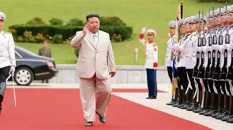 Batı tarzı giyinmeyi yasaklamıştı: Kuzey Kore lideri Kim Jong-un ayakkabılarıyla şaşırttı
