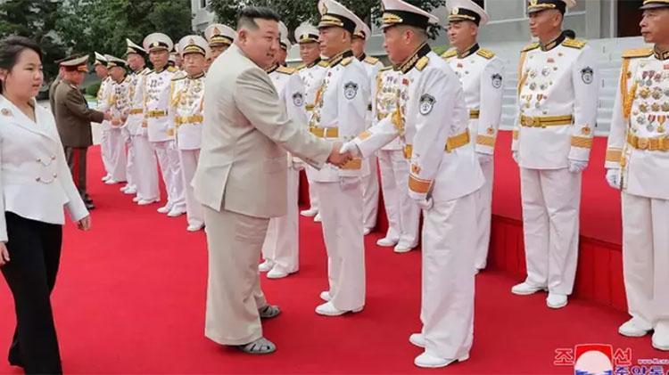 Batı tarzı giyinmeyi yasaklamıştı: Kuzey Kore lideri Kim Jong-un ayakkabılarıyla şaşırttı