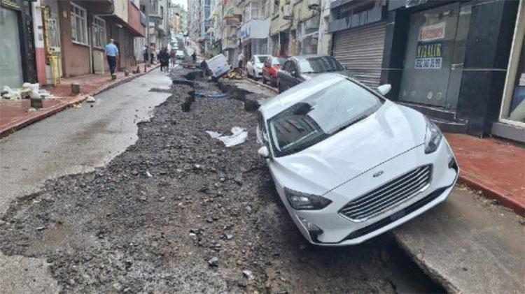 Samsunda sel: Yollar çöktü, caddeler göle döndü