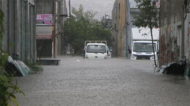 Samsunda sel: Yollar çöktü, caddeler göle döndü