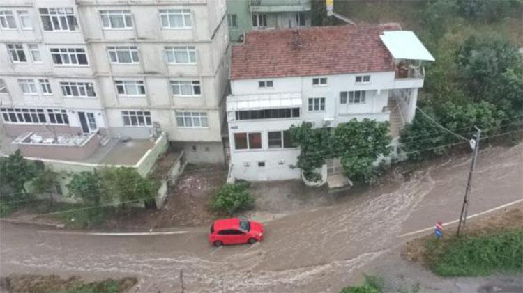 Samsunda sel: Yollar çöktü, caddeler göle döndü