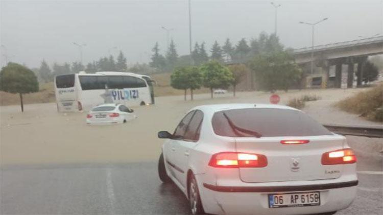 Samsunda sel: Yollar çöktü, caddeler göle döndü