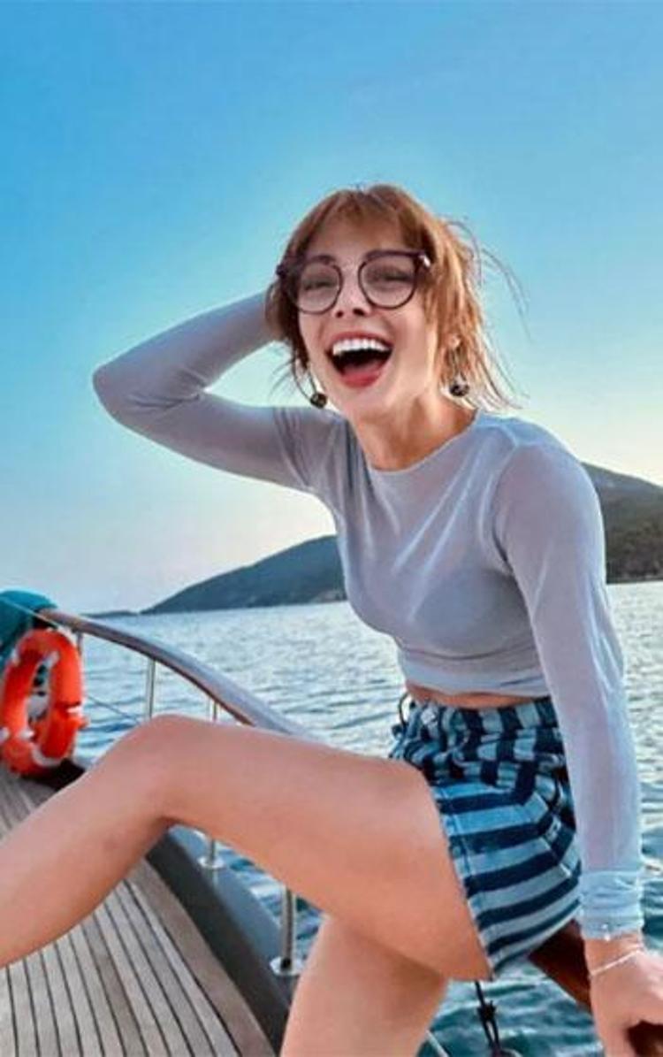 Rabia Soytürk mini şortuyla teknede şov yaptı