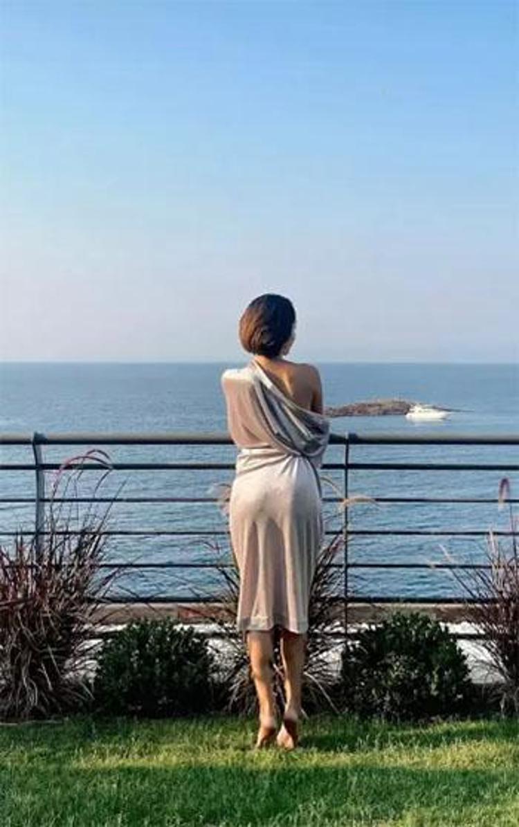 Zeynep Bastık önce İstanbulu terk edip İzmire yerleşti Şimdi de ticarete atılıyor