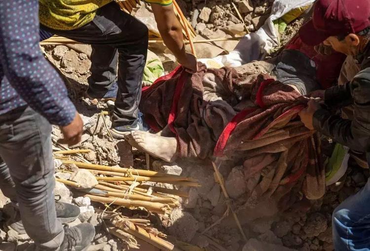 Fasta deprem felaketi Sarsıntıda köyün yarısı öldü diğer yarısı ise kayıp...