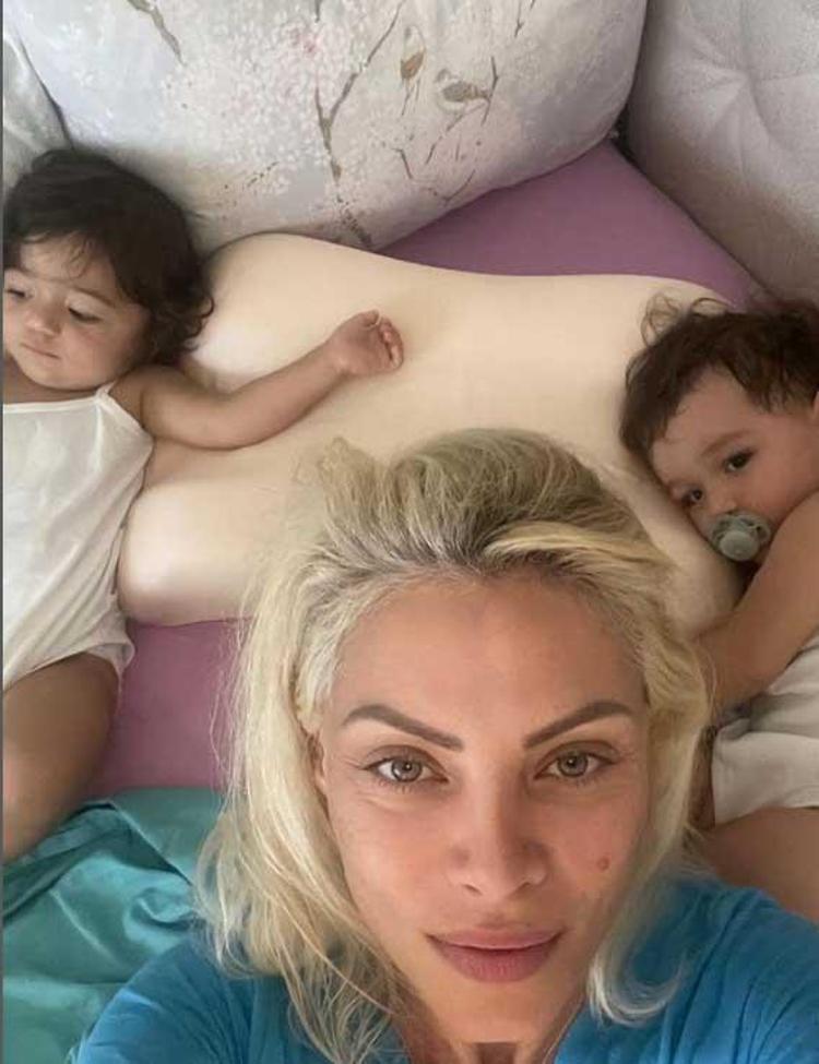 Seray Severden ikiz kızlarıyla yeni poz