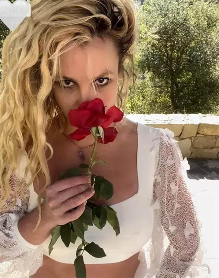 Britney Spears sabıkalı genç adamla ilişki yaşıyor Tuvaletleri temizleyip, çöpü dökmesi için işe almıştı