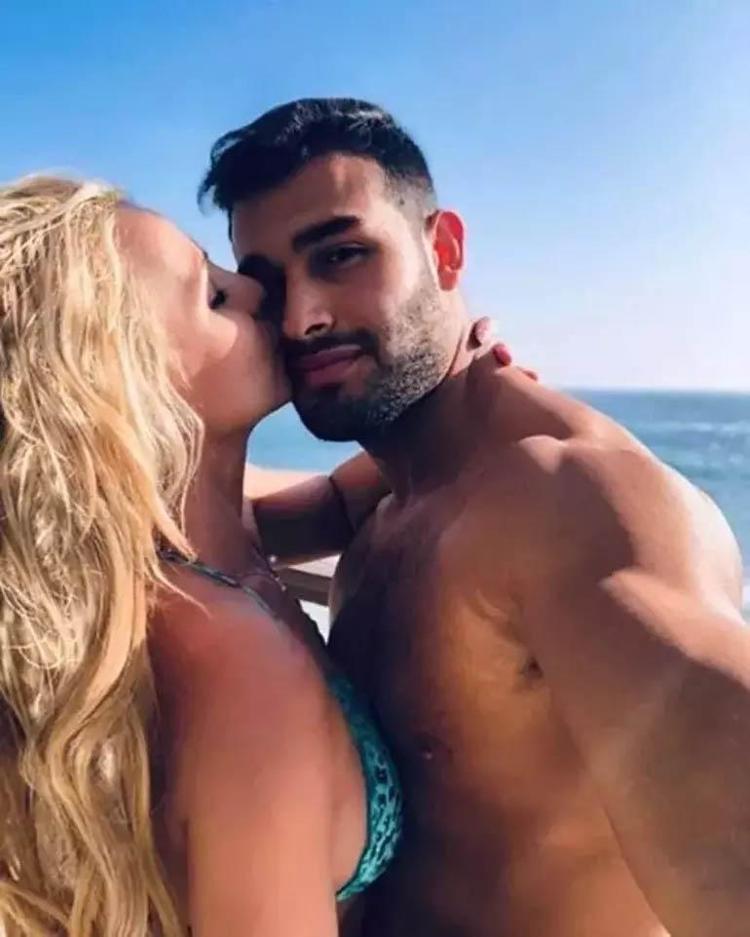 Britney Spears sabıkalı genç adamla ilişki yaşıyor Tuvaletleri temizleyip, çöpü dökmesi için işe almıştı