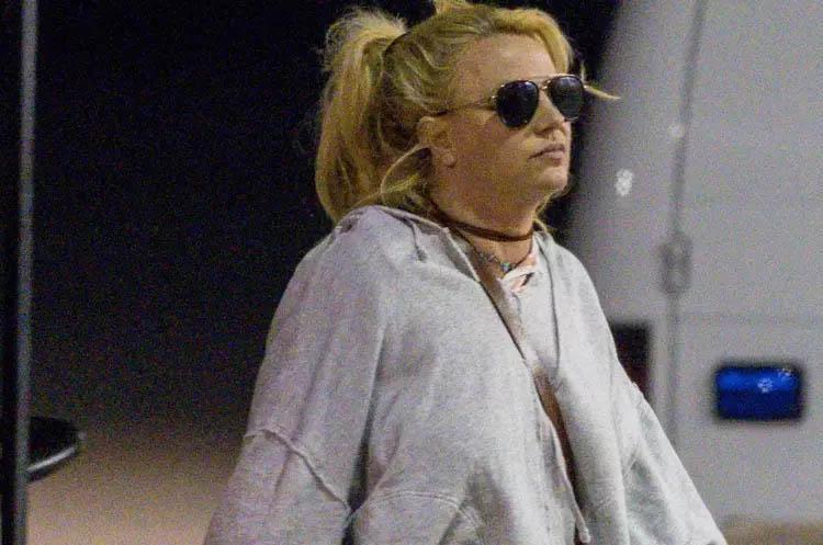 Britney Spears sabıkalı genç adamla ilişki yaşıyor Tuvaletleri temizleyip, çöpü dökmesi için işe almıştı