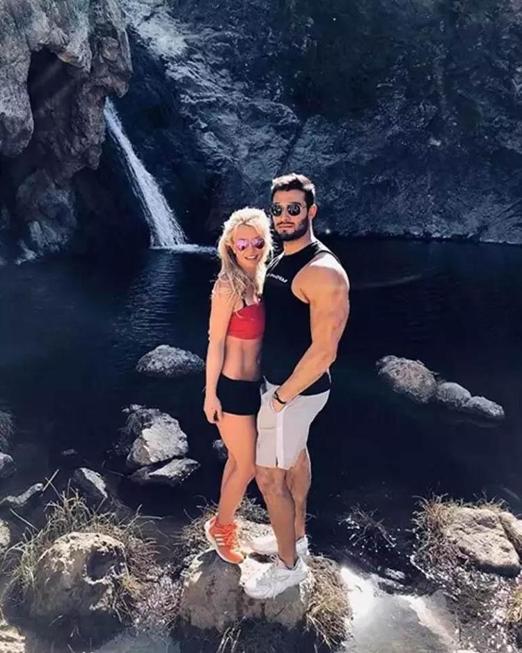 Britney Spears sabıkalı genç adamla ilişki yaşıyor Tuvaletleri temizleyip, çöpü dökmesi için işe almıştı