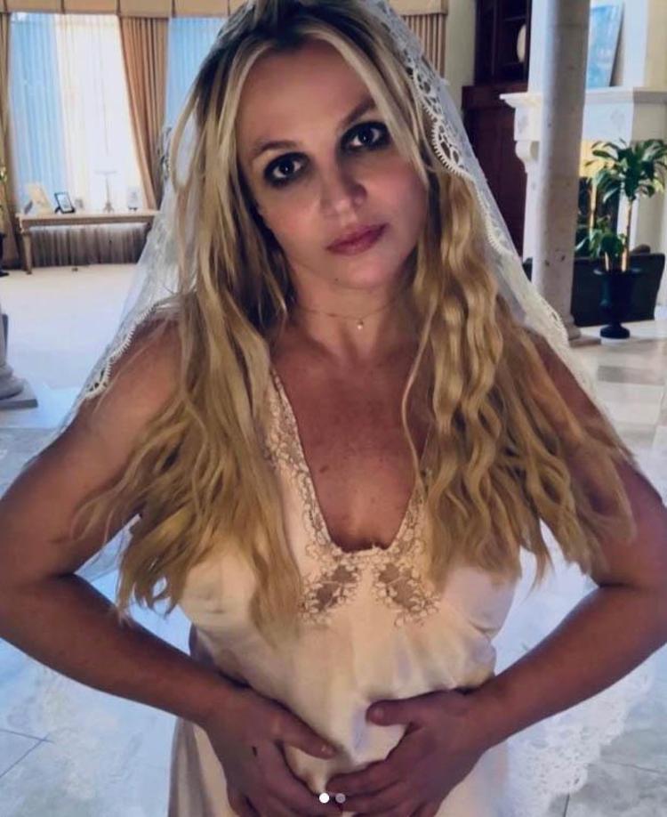 Britney Spears sabıkalı genç adamla ilişki yaşıyor Tuvaletleri temizleyip, çöpü dökmesi için işe almıştı