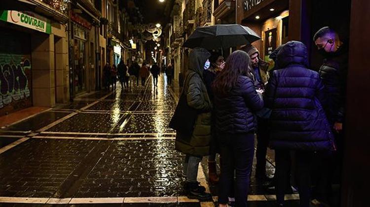Eris varyantıyla ilgili yeni açıklama Maske takacak mıyız Kısıtlama yasaklar geri gelecek mi