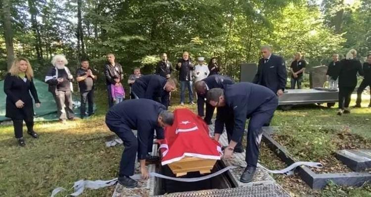 İNSANLARI RENKLİ YOLCULUKLARA ÇIKARDI