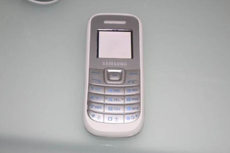 ÜST MODEL TELEFONUNU TUŞLU TELEFONLA TAKAS EDİYORLAR
