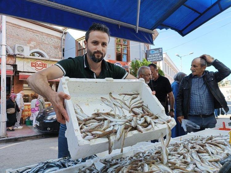 Ucuzlayan balık kapış kapış satıldı