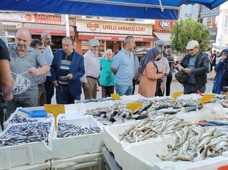 Ucuzlayan balık kapış kapış satıldı