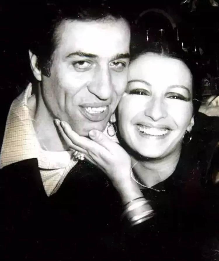 30 Nisan 1975... Gül Sunal paylaştı: Oya (Alasya) nikah sonrası Kemal’i tebrik ederken