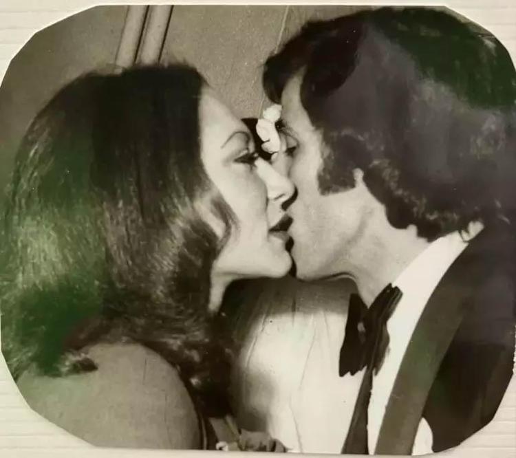 30 Nisan 1975... Gül Sunal paylaştı: Oya (Alasya) nikah sonrası Kemal’i tebrik ederken