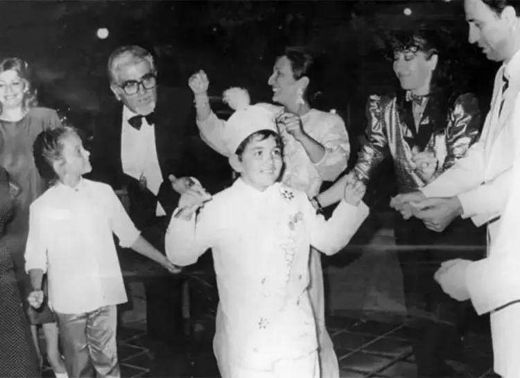 30 Nisan 1975... Gül Sunal paylaştı: Oya (Alasya) nikah sonrası Kemal’i tebrik ederken