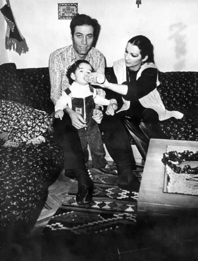 30 Nisan 1975... Gül Sunal paylaştı: Oya (Alasya) nikah sonrası Kemal’i tebrik ederken