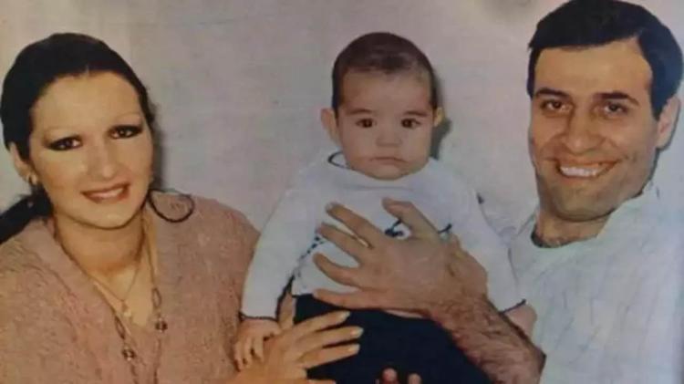 30 Nisan 1975... Gül Sunal paylaştı: Oya (Alasya) nikah sonrası Kemal’i tebrik ederken