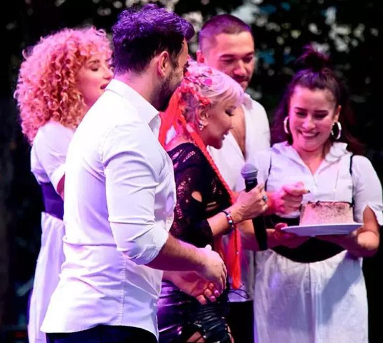 Yonca Evcimik gençlere taş çıkarıyor Yaşım 60 ama ruhum ergen