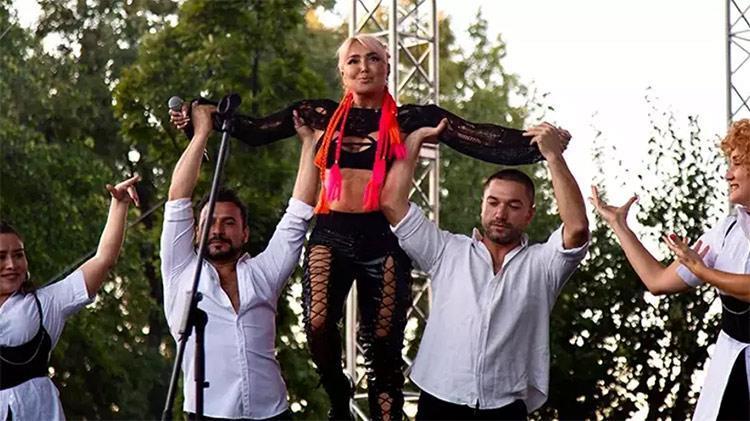 Yonca Evcimik gençlere taş çıkarıyor Yaşım 60 ama ruhum ergen