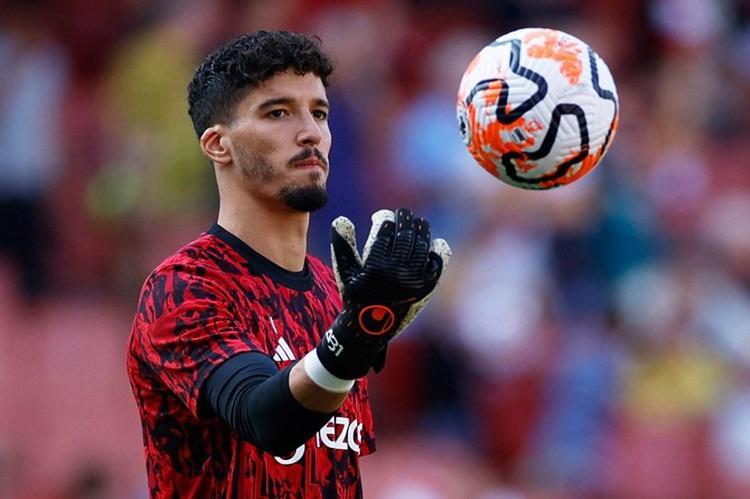 Taraftar yanıp tutuştu Altay Bayındır için ayaklandılar, Manchester United kararını verdi