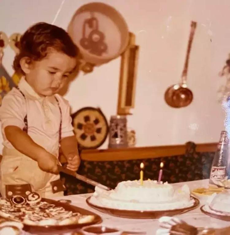 Ali Sunal yeni yaşını gazete kupürüyle kutladı 22 Eylül... Evet, ben doğdum