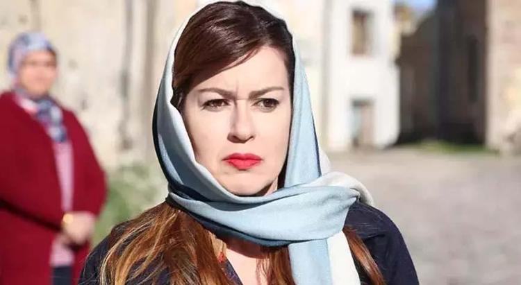 İpek Tuzcuoğlu kahvesini dezenfekte etti Görenler büyük bir şaşkınlık yaşadı