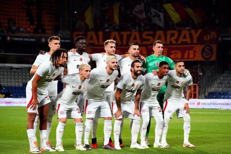 Maçı bırakıp sevgilisinin yanına gitti Yeni transfere gün doğdu, artık sana gerek yok