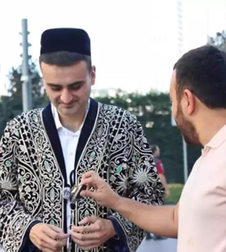 CZN Buraka Özbek hayranı araba hediye etti Yeni işi için araçlarını satmıştı