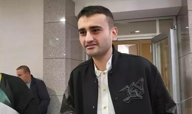 CZN Buraka Özbek hayranı araba hediye etti Yeni işi için araçlarını satmıştı