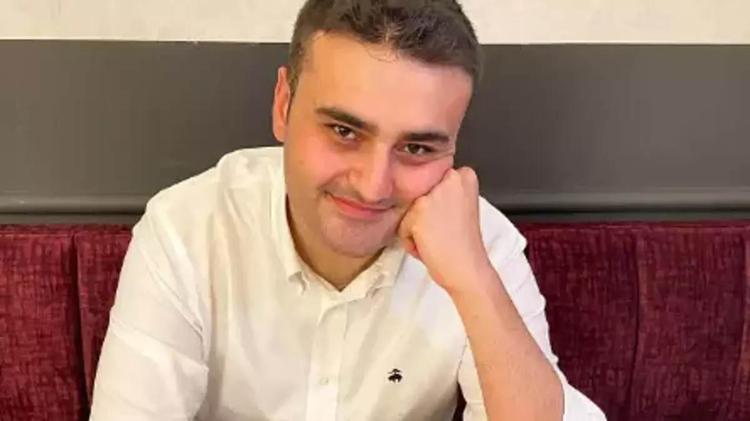 CZN Buraka Özbek hayranı araba hediye etti Yeni işi için araçlarını satmıştı