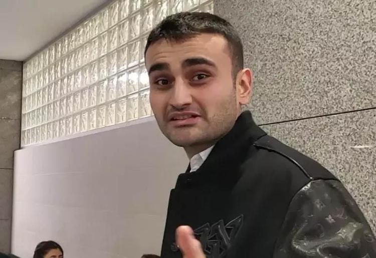 CZN Buraka Özbek hayranı araba hediye etti Yeni işi için araçlarını satmıştı