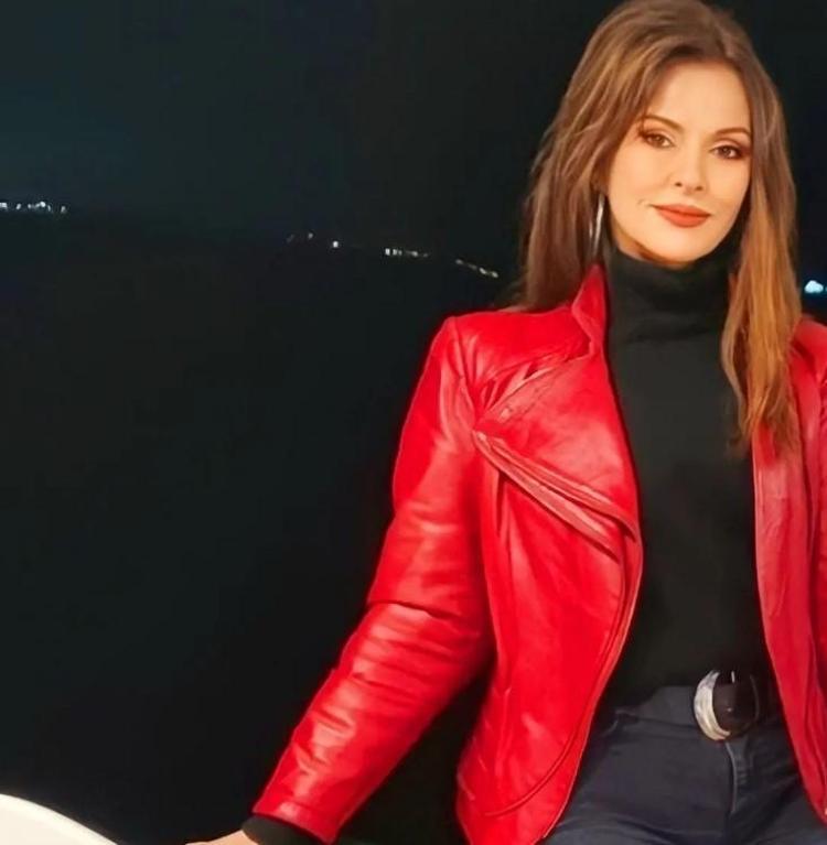 Aydan Şener Üç Kız Kardeş’te Oğlu ile birlikte yeni bir hayat kurmak için Ayvalık’a taşınır